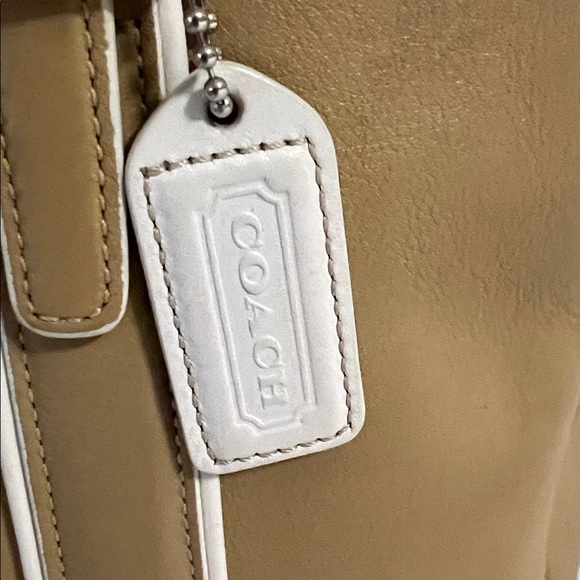 Coach Y2K Hampton Tote very good used condition!  Beautiful Leather! - Picture 2 of 15